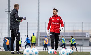 Manuel Riemann (r). absolviert am Mittwoch unter Torwarttrainer Nico Burchert seine erste Trainingseinheit in Paderborn. Von SCP-Coach Lukas Kwasniok hat der 36-Jährige prompt eine Stammplatzgarantie erhalten. - Niklas Tüns
