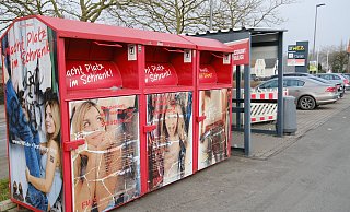 Drei Altkleidercontainer eines gewerblichen Sammelunternehmens befinden sich auf dem Parkplatz des WEZ-Markt an der Weserstraße. Die Kreisverwaltung versucht nun alle Containerstandorte zu ermitteln. - Nicole Bliesener