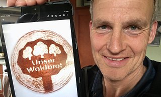 Waldbrot aufgelegt: Detlef Becker, gelernter Bäckermeister aus Greffen,hat als Bezirksleiter des Back-Rohstofflieferanten CSM Deutschland das Sponsoringprojekt bei elf Bäckereien im Ruhrgebiet angestoßen. - Robert Becker