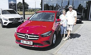 Fast vier Wochen haben Monika und Max Gnauck auf die Zulassung ihres neuen Wagens gewartet. „Aber dann kam zum Datum unseres 49. Hochzeitstages der erlösende Anruf“, so Monika Gnauck. Der Ärger ist vergessen. „Danke, liebe Kfz-Zulassungsstelle“, sagen die beiden. - dfdf