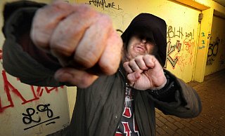 Symbolfoto: Ein Faustschlag traf den 22-Jährigen direkt aufs Ohr. Er verlor für Stunden sein Gehör und leidet auch Tage später noch an den Folgen. - Andreas Fruecht