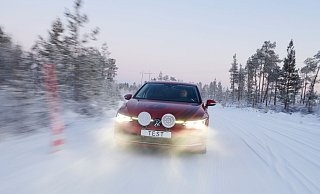Auf verschneiten Straßen sollte man sich auf seine Reifen verlassen können. Der ADAC hat das getestet. - ADAC/Marc Wittowski/dpa-tmn