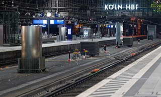 So leer wie zuletzt im Corona-Lockdown: Der Kölner Hauptbahnhof während der Sperrung. (Archivbild) - Henning Kaiser/dpa