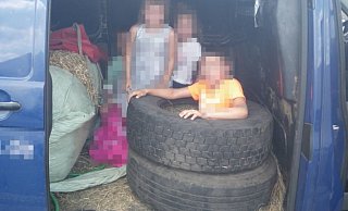 Ein Kind der Familie aus Neu-Ulm verbrachte die Autofahrt in einem Reifenstapel auf der Ladefläche. - Polizei Dortmund