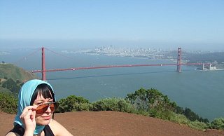 Anke Fachmann radelt an der Golden Gate Bridge in San Francisco entlang.