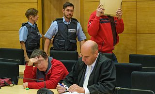 Bei der Verhandlung gegen den wegen Missbrauchs angeklagten Bad Oeynhausener Physiotherapeuten schützen beide Angeklagten ihr Gesicht vor den Fotografen. Foto: Andreas Zobe - Andreas Zobe