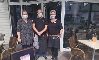 Bereit für die Wiedereröffnung: Mit dem vorgeschriebenen Mundschutz waren Christina Deese, Don Pepe und Doreen Kislat auf Gäste in der Brasserie Sol y Sombra. - Hermann Ludwig