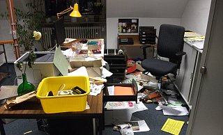 So sah es es nach einem Einbruch in die VHS in Herford aus - in Privatwohnungen bietet sich meist ein ähnliches Bild. - Frank-Michael Kiel-Steinkamp