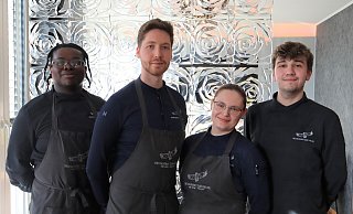 Ein Teil des Küchenteams im Spitzen-Restaurant "Zum Adler": Auszubildender Benito Fritsch, Küchenchef Marian Matthe, Sous-Chefin Kirsty Neumann und Saucier Marlon Missalle. - Shannon-Lee Bendig