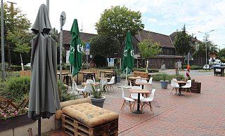 Die Burger-Bar "The Grills" hat ihren Außenbereich erweitert, dafür sind drei Parkplätze verschwunden. - Dirk Windmöller