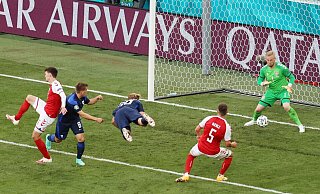 Der Finne Joel Pohjanpalo (M.) traf per Kopfball. - Wolfgang Rattay/POOL REUTERS/AP/dpa