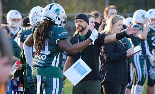 Bulldogs Headcoach Bert Smith im Gespräch mit Khalil Patterson. - Andreas Zobe