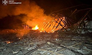 Immer wieder beschießt Russland nachts die ukrainische Großstadt Charkiw nahe der Grenze (Archivbild) - Uncredited/Ukrainian Emergency Service/AP/dpa