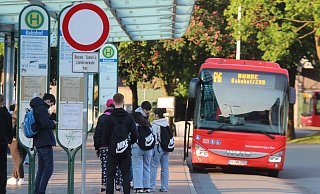 Wer einen weiten Weg zur Schule hat, nutzt besonders häufig den Bus als Verkehrsmittel. Doch auch das Elterntaxi steht bei vielen Familien hoch im Kurs. - Claus Frickemeier