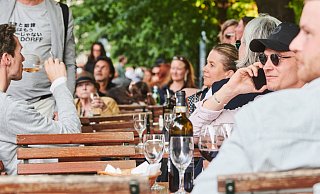 Noch können die Gäste bei Sommerwetter draußen sitzen. Doch wie wird es in diesem Herbst? Fragen sich Gastronomen. Denn die Zahlen steigen schon wieder. - picture alliance/dpa / Symbolbild