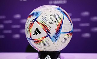 Der offizielle Spielball „Al Rihla“ („die Reise“ in arabischer Sprache) für die Fußball-WM 2022 in Katar. - Christian Charisius/dpa