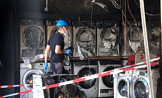 Zwischen geschmolzenen Waschmaschinen und geborstenen Fensterscheiben sucht ein Brandermittler nach Beweisen. Die Experten gehen mittlerweile davon aus, dass es sich um Brandstiftung handelt. - Andreas Frücht