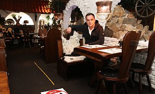 Ante Toni Kukavica, Inhaber des Argentina Steakhouse Paderborn, rückt in seinem Restaurant die Tische auseinander und bringt Spuckschutz an. Laut Vorgaben des Landes müssen 1,5-Meter-Abstand zwischen den Gästen eingehalten werden. - Mareike Gröneweg
