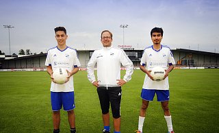 Zuversichtlich: Verls Trainer Daniel Lubsch (Mitte) mit seinen Neuen Lukas von Prondzinski (l.) und Luis Moreno. - Henrik Martinschledde
