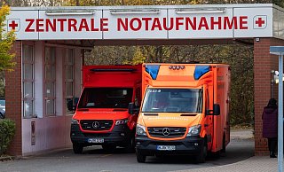 Zwei Rettungswagen stehen an der Zentralen Notaufnahme eines Klinikums in der Region Hannover. (Archivbild). - Foto: Julian Stratenschulte/dpa
