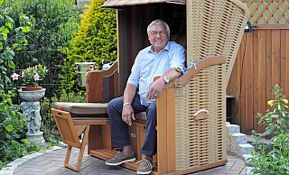 Der gewonnene Strandkorb ist Udo Freybergs neuer Lieblingsplatz im Garten. - Frank-Michael Kiel-Steinkamp