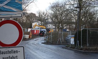 Seit mehreren Tagen sind die Bagger am Freibad am Werk. Erst wurden die alten Gebäude abgerissen, gestern war der Sprungturm an der Reihe, in der kommenden Woche folgen die Becken. - Björn Kenter