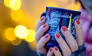 Die Preise für Glühwein sind auf dem Herforder Weihnachtsmarkt stabil geblieben. - picture alliance/dpa/dpa-Zentralbild
