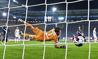 Da schlägt’s ein: Bayern Münchens inzwischen zum Weltfußballer ernannter Mittelstürmer Robert Lewandowski (r.) erzielt im Hinspiel in der Schüco-Arena das zwischenzeitliche 0:3. Arminias Torhüter Stefan Ortega Moreno fliegt vergebens. Am Ende unterliegt Bielefeld 1:4. - picture alliance