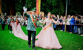 Fröhliche Regenten: Das Königspaar Ralf Brinkmann und Monika Koch. - Besim Mazhiqi