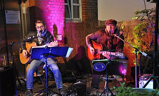 Endlich wieder live: Daniel Farrokh (li.) und Manfred Olke, bekannt als Gitarrenduo Danni & Manni, spielen beim Auftakt der Reihe Zimmerlautstärke im Biergarten der Druckerei. - Sandra C. Siegemund