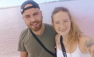 Sophie und Lukas erkunden die mexikanische Halbinsel Yacután. Im Hintergrund liegt ein pinker See, dort gibt es sehr viele Flamingos zu sehen. - Sophie Luchtmeier
