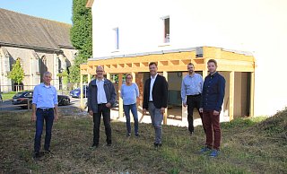 Betriebsinhaber Bernd Krome (v. l.), Immobilien-Eigentümer Werner Pollmann, Andrea Matheus (Krome), Bürgermeister Rainer Vidal, Stefan Buch (Krome) und Marian Claes (Architekturbüro Claes) stehen dort, wo schon bald der gastronomische Außenbereich des Cafés am Richterplatz entstehen soll. - Madita Schellenberg