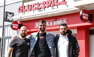 Betreiber Ömür Erdem, Selcuk Erdem und Umer Butt stehen vor ihrem neuen Geschäft am Alten Markt in Herford. - Lena Kley