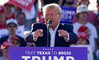 Der ehemalige US-Präsident Donald Trump macht anderen Vorwürfe. - Nathan Howard/AP/dpa