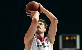 Tibor Pleiß kehrt ins Nationalteam zurück. - Ina Fassbender/dpa