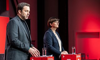 Die SPD-Vorsitzenden Saskia Esken (r) und Lars Klingbeil äußern sich bei einer Pressekonferenz zu der Klausur des SPD-Präsidiums. - Bernd von Jutrczenka/dpa