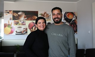 Aygül Bülbül und Walid Touil hatten in den vergangenen Wochen alle Hände voll zu tun, um die Neueröffnung des Eiscafés im Stadtzentrum vorzubereiten. Jetzt freuen sie sich darauf, ihre Gäste kennenzulernen. - Ilka Gülker