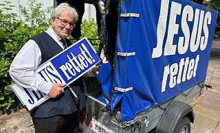 Der Straßenprediger und sein Schild: Henning Westrup verkündet in Gütersloh am Straßenrand die Botschaft "Jesus rettet". - Christian Bröder