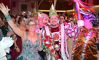 Prinz Marc (Obermann), "der sanftmütige Löwe der fröhlichen Savanne" und Prinzessin Heike (Brockmann), "die strahlende Flamme am Himmel Afrikas" ziehen als neues Prinzenpaar in die Steinheimer Stadthalle ein. - Jonas Gröne