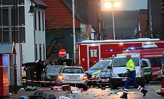 Blick auf das Auto, das in einen Rosenmontagsumzug in Volkmarsen gefahren ist. - picture alliance/dpa
