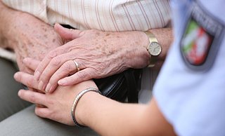 Ältere Menschen sind häufig Opfer von Trickbetrügern. - Jochen Tack