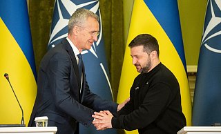 Shakehands: Nato-Generalsekretär Jens Stoltenberg (l.) und der ukrainische Präsident Wolodymyr Selenskyj. - Efrem Lukatsky/AP/dpa