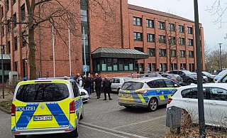 Einsatzfahrzeuge stehen vor der Kreispolizeibehörde: Hier kam es zu dem Übergriff auf die drei Angeklagten. - Claus Frickemeier Einsatzfahrzeuge stehen vor der Kreispolizeibehörde: Hier kam es zu dem Übergriff auf die drei Angeklagten. - Claus Frickemeier