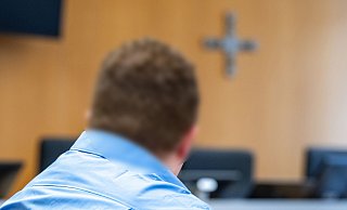 Mit Desinfektionsmittel als Brandbeschleuniger zündete ein 33-Jähriger in Landshut nach Überzeugung der Richter die Haare seiner pflegebedürftigen Großmutter an. Die Seniorin erlag knapp vier Wochen nach der Tat ihren Verletzungen. Jetzt ist der Mann verurteilt worden. - Armin Weigel/dpa