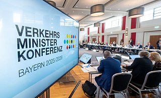 Beim Deutschlandticket stellte die Verkehrsministerkonferenz die Weichen für einen Preismechanismus, der ab 2027 gelten soll. - Armin Weigel/dpa