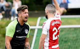 Die Szene des Spiels: Lohes Andreas Vidovic blickt seinem Gegenspieler Deniz Poyraz tief in die Augen, nachdem er den finalen Pass zum 5:5-Ausgleich gespielt hat. - Jürgen Krüger