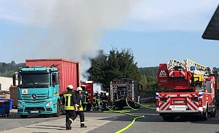 Die Feuerwehr löscht einen Brand in einem Beverunger Entsorgungszentrum. - Nicole Niemann