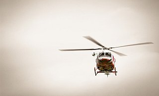 Ein Hubschrauber kreist über die Landschaft. - (Symbolbild): Pixabay