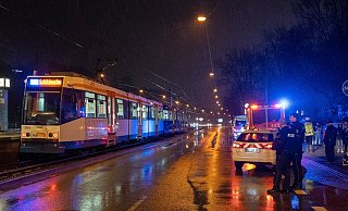 Ohne Passagiere steht die geräumte Stadtbahn am Betheleck. - Christian Mathiesen