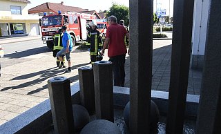 Der Mann soll schön öfters für Polizeieinsätze gesorgt haben. Dieses Mal lag er mit dem kopf voran in diesem Waserspiel. - Andreas Eickhoff